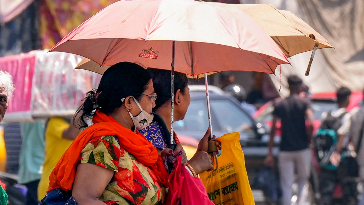 তাপের দাপটে কলকাতাকে হার মানাল শিলিগুড়ি! একনজরে বাংলার জেলাগুলির আবহাওয়া তাপের দাপটে কলকাতাকে হার মানাল শিলিগুড়ি! একনজরে বাংলার জেলাগুলির আবহাওয়া