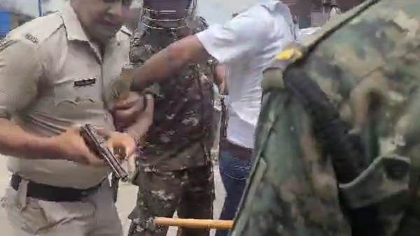 তৃণমূল অঞ্চল সভাপতির কোমরে বন্দুক