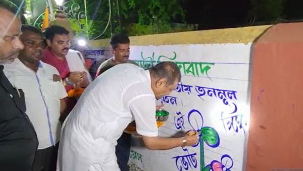 দেওয়াল দেওয়ালে লিখতে দেখা গেল নরেন্দ্রনাথবাবুকে। দেওয়াল দেওয়ালে লিখতে দেখা গেল নরেন্দ্রনাথবাবুকে।