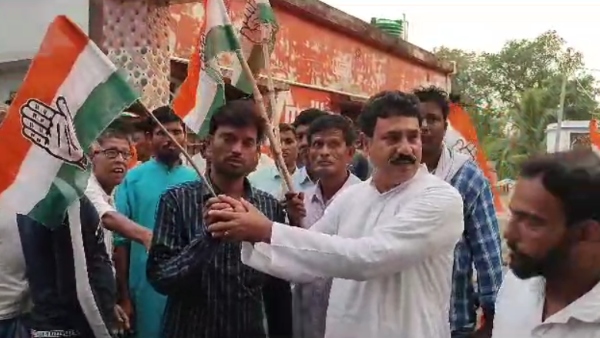 তৃণমূলের পার্টি অফিস রাতারাতি হয়ে গেল কংগ্রেসের তৃণমূলের পার্টি অফিস রাতারাতি হয়ে গেল কংগ্রেসের