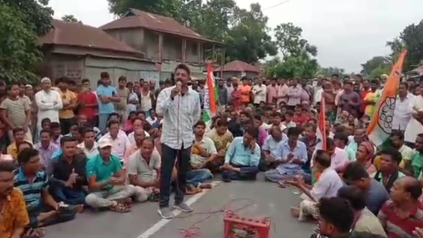 তৃণমূল প্রার্থী আক্রান্ত পথ অবরোধ তৃণমূল প্রার্থী আক্রান্ত পথ অবরোধ