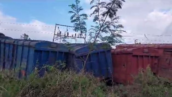 লাইনচ্যুত মালগাড়ির ১২টি বগি লাইনচ্যুত মালগাড়ির ১২টি বগি