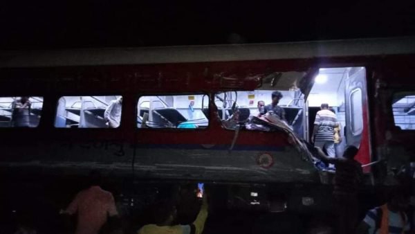 করমণ্ডল এক্সপ্রেস দুর্ঘটনার কবলে করমণ্ডল এক্সপ্রেস দুর্ঘটনার কবলে