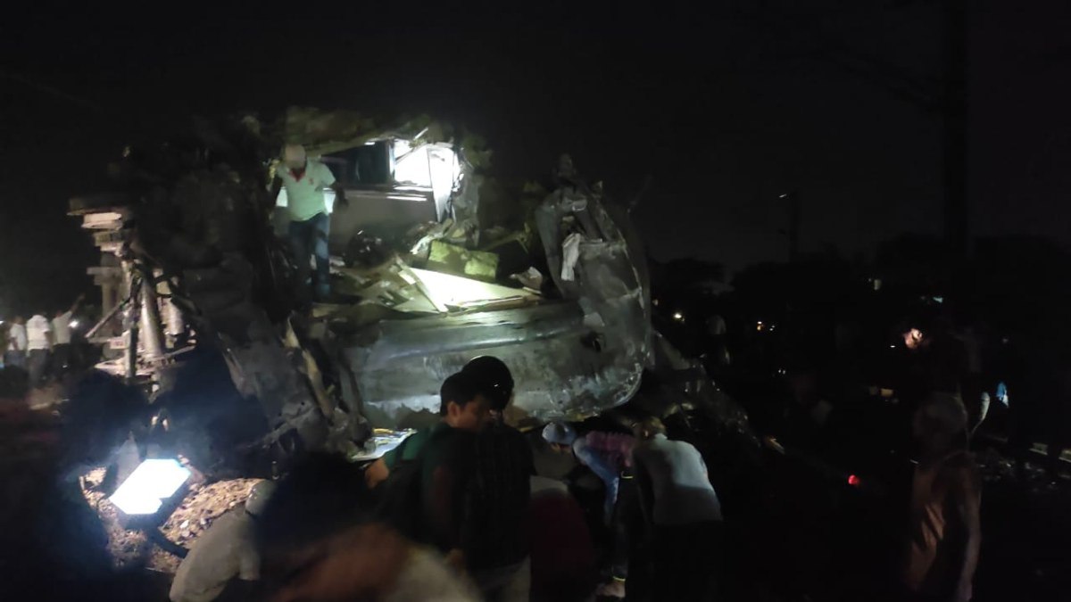 ট্রেন দুর্ঘটনা ট্রেন দুর্ঘটনা