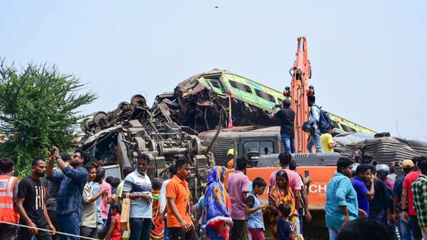 Odisha Train Accident: দুর্ঘটনার ৪৮ ঘন্টা পরেও ধ্বংসস্তূপের নিচে প্রাণের খোঁজ! চলছে চিকিৎসা Odisha Train Accident: দুর্ঘটনার ৪৮ ঘন্টা পরেও ধ্বংসস্তূপের নিচে প্রাণের খোঁজ! চলছে চিকিৎসা
