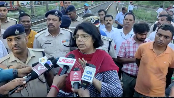 ধাক্কা মেরে উল্টে যায় মালগাড়িটির ইঞ্জিন। ধাক্কা মেরে উল্টে যায় মালগাড়িটির ইঞ্জিন।