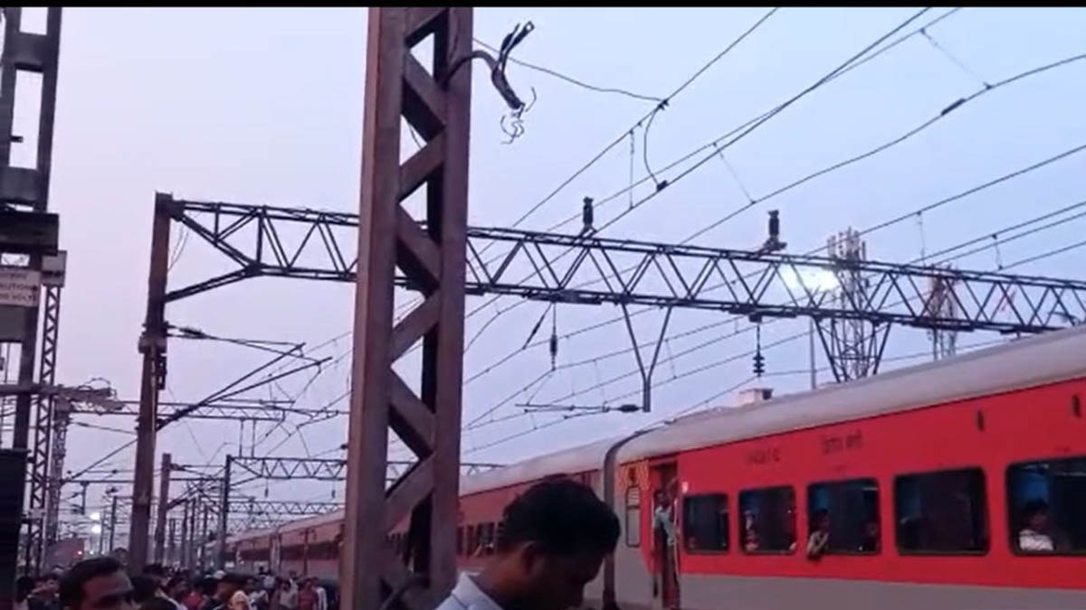 দাঁড়িয়ে যায় কোল্ডফিল্ড এক্সপ্রেস। দাঁড়িয়ে যায় কোল্ডফিল্ড এক্সপ্রেস।