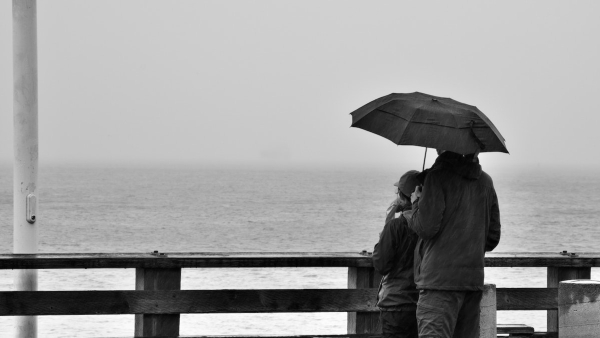 সমুদ্রের পাড়ে অবিরাম বারিধারা