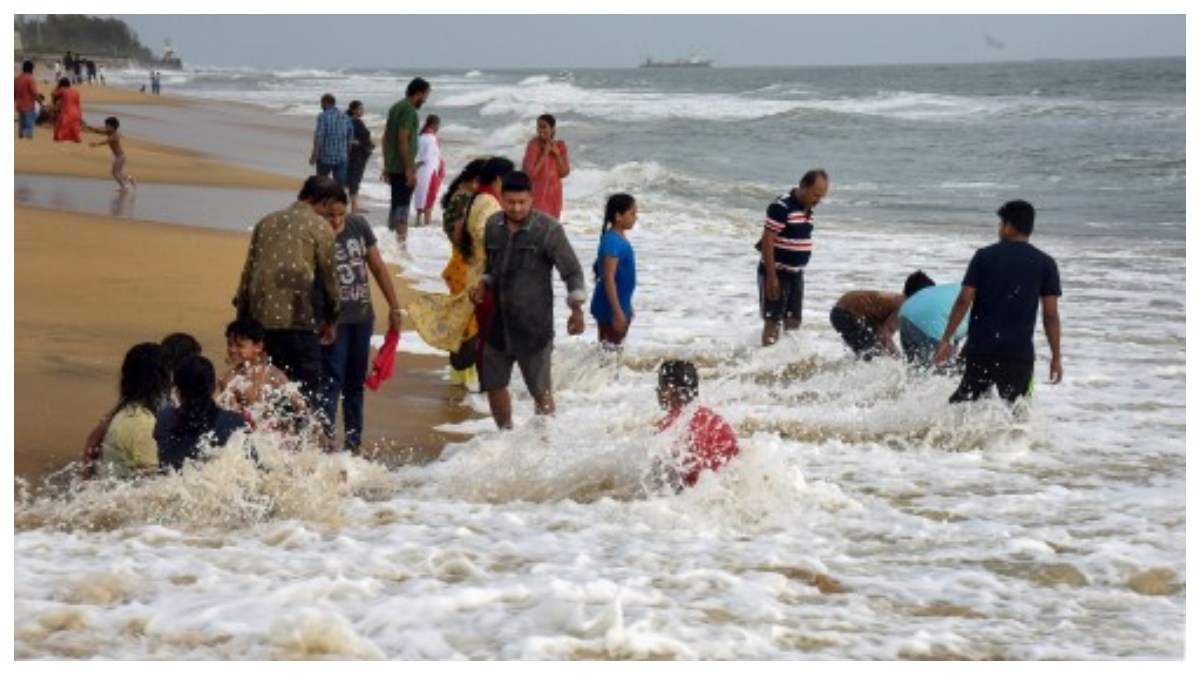 লাল কাঁকড়ার আনাগোনা