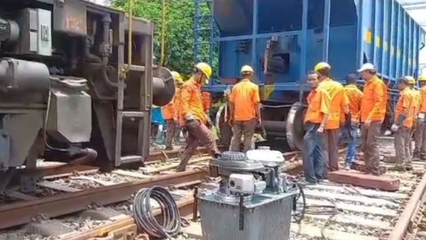 Train Derailed: বেলাইন মালগাড়ি, ব্যাহত ট্রেন চলাচল