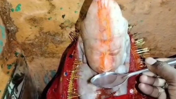 শিব ও নন্দী মহারাজের মূর্তির জল পান 