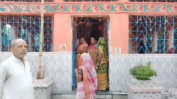 শিব ও নন্দী মহারাজের মূর্তির জল পান 