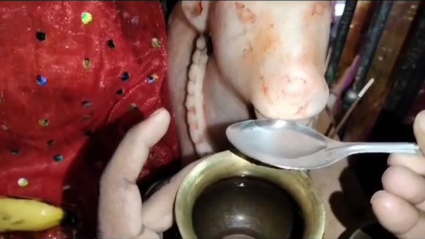 শিব ও নন্দী মহারাজের মূর্তির জল পান 