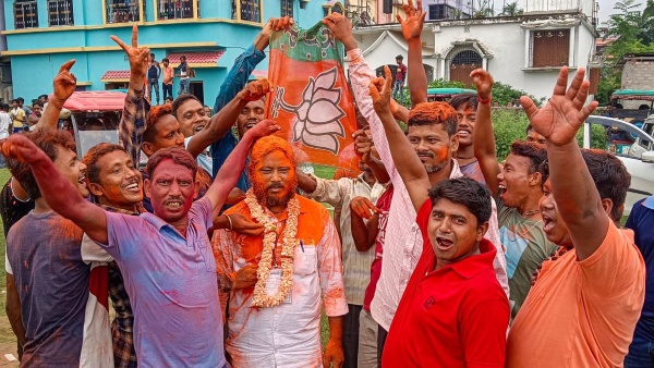 উত্তরবঙ্গে ফিকে হল গেরুয়া, দাপট বাড়ল তৃণমূলের