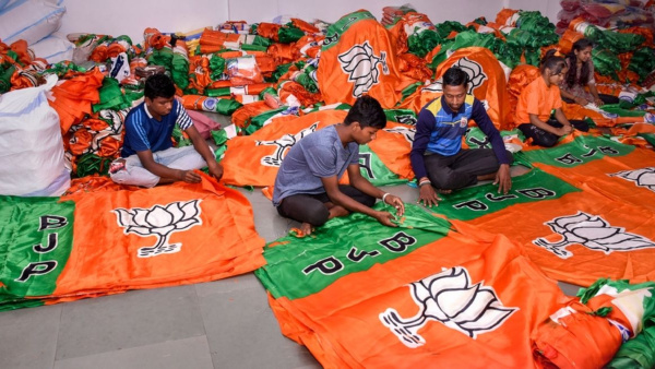 জল চাওয়ায় বিজেপি কর্মীর মুখে প্রস্রাব! জল চাওয়ায় বিজেপি কর্মীর মুখে প্রস্রাব!