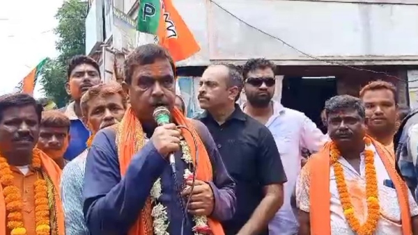 MLA Challenges Abhishek: বাড়ি ঘেরার আগে তৃণমূলীরা শরীরের বিমা করাক! MLA Challenges Abhishek: বাড়ি ঘেরার আগে তৃণমূলীরা শরীরের বিমা করাক!