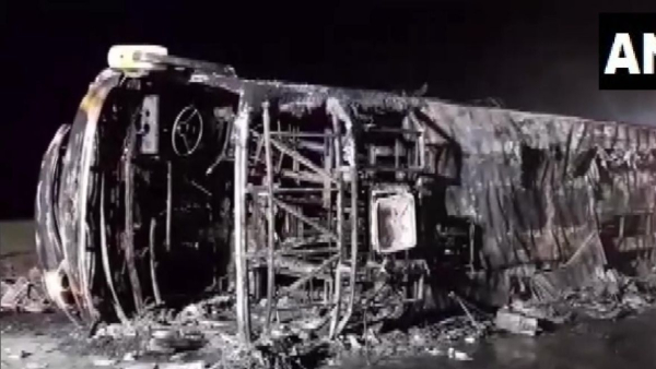 মুম্বই-নাগপুরে এক্সপ্রেসওয়েতে চলন্ত বাসে বিধ্বংসী আগুন, মুম্বই-নাগপুরে এক্সপ্রেসওয়েতে চলন্ত বাসে বিধ্বংসী আগুন,