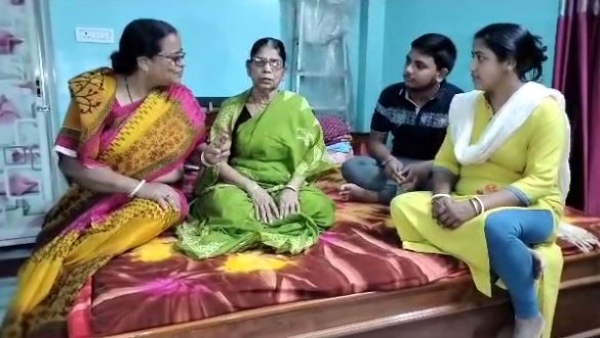 অনুজ নন্দীর পরিবারের সদস্যরা অনুজ নন্দীর পরিবারের সদস্যরা
