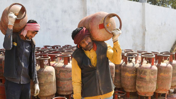 মাস পড়তেই দাম বাড়ল রান্নার গ্যাসের, মাস পড়তেই দাম বাড়ল রান্নার গ্যাসের,