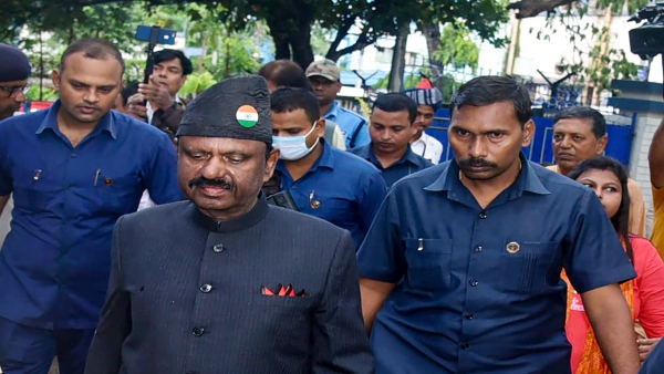 পঞ্চায়েত ভোট মিটতেই দিল্লি পাড়ি রাজ্যপালের পঞ্চায়েত ভোট মিটতেই দিল্লি পাড়ি রাজ্যপালের