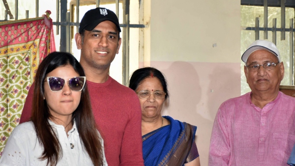 ধোনি সাক্ষীর প্রেমকাহিনি