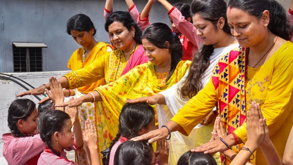 গুরুকে প্রণাম করুন