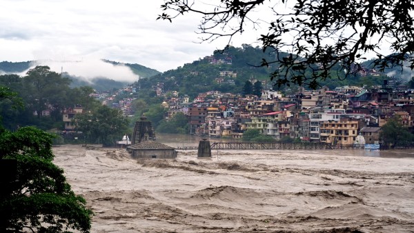 মুষলধারে বৃষ্টি একের পর এক সর্বনাশ ঘটাচ্ছ