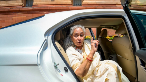 সিনেমার প্রিমিয়ারে গিয়ে একী কাণ্ড ঘটালেন জয়া বচ্চন