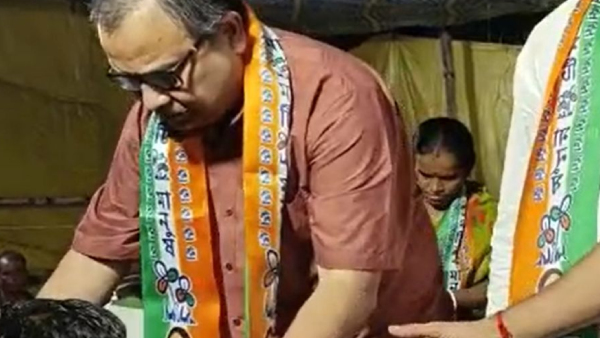 মঞ্চ ভেঙে পড়লেন কুণাল! মঞ্চ ভেঙে পড়লেন কুণাল!