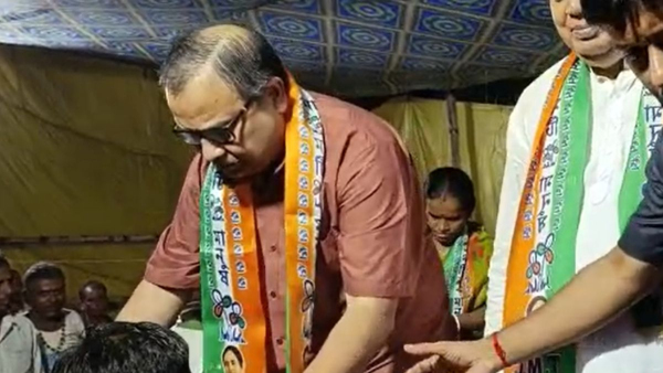 মঞ্চ ভেঙে পড়লেন কুণাল! মঞ্চ ভেঙে পড়লেন কুণাল!