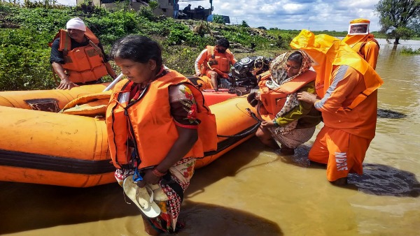 মুষলধারে বৃষ্টিতে বন্যা পরিস্থিতি মুষলধারে বৃষ্টিতে বন্যা পরিস্থিতি
