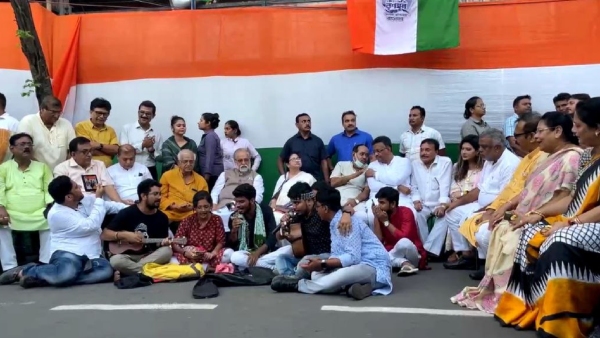 21 July: তৃণমূল সমর্থকের সঙ্গে সেলফি পুলিশ! 21 July: তৃণমূল সমর্থকের সঙ্গে সেলফি পুলিশ!