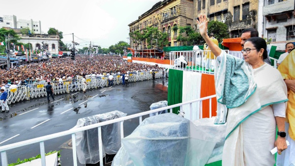 21 July Shahid Diwas: বিজেপিকে হারাতে তিন প্রকল্পে জোর মমতার
