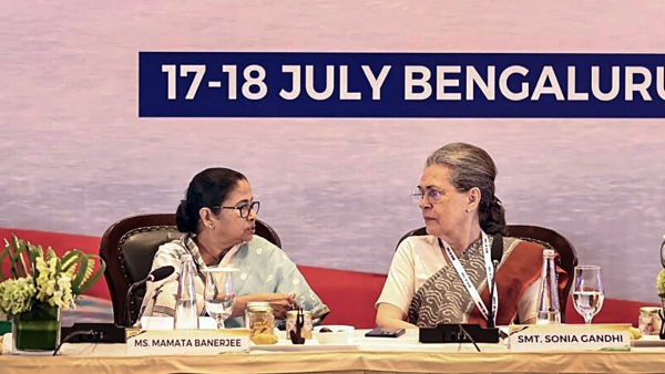 Bengaluru Opposition Meeting: বেঙ্গালুরুতে পিকনিক, বাংলায় প্যানিক! Bengaluru Opposition Meeting: বেঙ্গালুরুতে পিকনিক, বাংলায় প্যানিক!