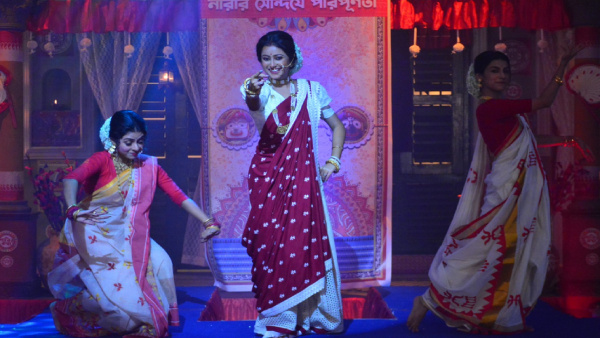 জায়গা ধরে রাখল ‘নিমফুলের মধু! জায়গা ধরে রাখল ‘নিমফুলের মধু!