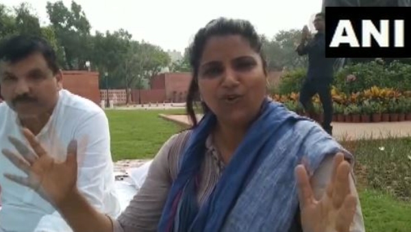 সংসদের বাইরে রাতভর প্রতিবাদ সংসদের বাইরে রাতভর প্রতিবাদ
