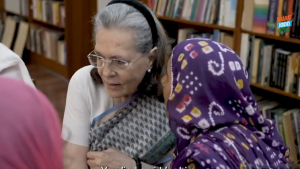 ছেলে রাহুলের জন্য মেয়ে খুঁজছেন মা সনিয়া! ছেলে রাহুলের জন্য মেয়ে খুঁজছেন মা সনিয়া!