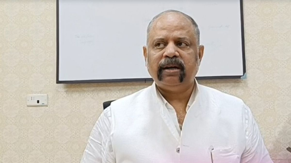 বাহিনী না থাকার জন্যে কেন্দ্রকেই দুষলেন রাজীব সিনহা বাহিনী না থাকার জন্যে কেন্দ্রকেই দুষলেন রাজীব সিনহা