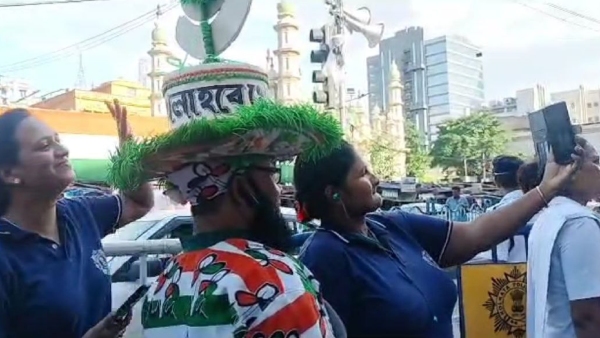 21 July: তৃণমূল সমর্থকের সঙ্গে সেলফি পুলিশ! 21 July: তৃণমূল সমর্থকের সঙ্গে সেলফি পুলিশ!