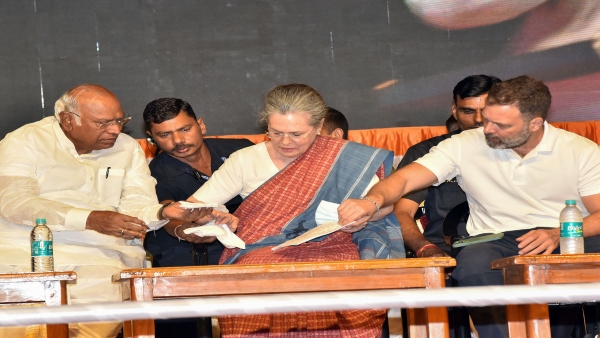 কংগ্রেসের সংসদীয় দলের বৈঠকে সৌনিয়া কংগ্রেসের সংসদীয় দলের বৈঠকে সৌনিয়া