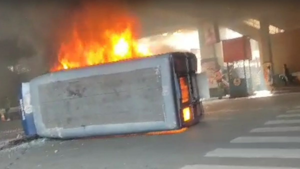 পথ দুর্ঘটনাকে কেন্দ্র করে অগ্নিগর্ভ বেহালা