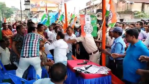 TMC vs TMC: মন্ত্রীর উপস্থিতিতে তৃণমূলের ব্লক সভাপতিকে মার TMC vs TMC: মন্ত্রীর উপস্থিতিতে তৃণমূলের ব্লক সভাপতিকে মার
