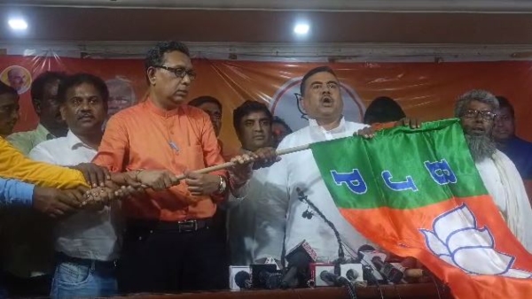 বিজেপিতে যোগদান শুভেন্দুর হাত ধরে বিজেপিতে যোগদান শুভেন্দুর হাত ধরে
