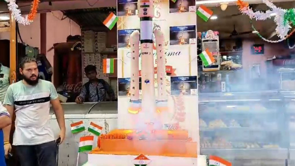 Chandrayaan 3 Sweet: চন্দ্রযান মিষ্টি দেখতে তুমুল ভিড়