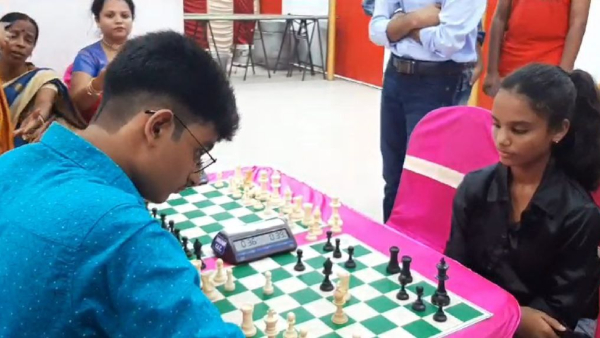 Chess At Marriage Reception: দাবাড়ুর বিয়েতে অভিনব উদ্যোগ Chess At Marriage Reception: দাবাড়ুর বিয়েতে অভিনব উদ্যোগ