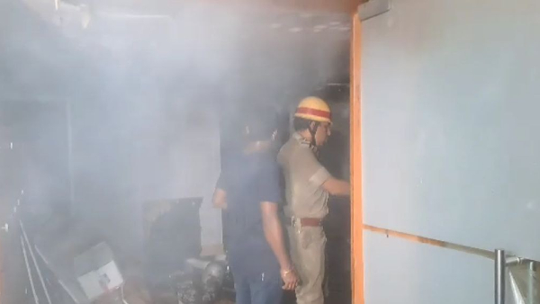 Fire At Eden Gardens: ইডেনের ড্রেসিংরুমে আগুন Fire At Eden Gardens: ইডেনের ড্রেসিংরুমে আগুন