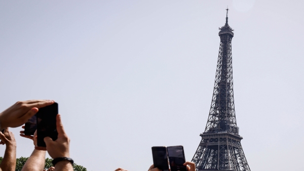 আইফেল টাওয়ার উড়িয়ে দেওয়ার হুমকি ফোন আইফেল টাওয়ার উড়িয়ে দেওয়ার হুমকি ফোন