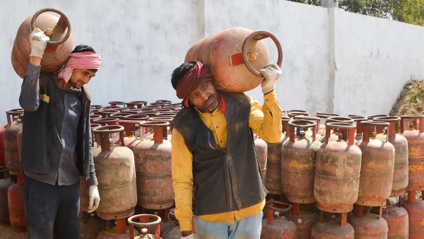 LPG Prices: মোদী কেন কমালেন গ্যাসের দাম? বলে দিলেন মমতা LPG Prices: মোদী কেন কমালেন গ্যাসের দাম? বলে দিলেন মমতা