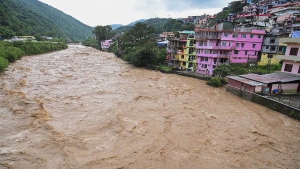 হড়পা বানে ভেসে গেল সাতজন