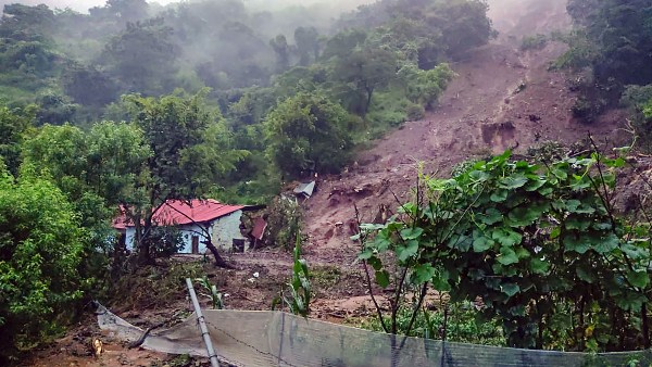 হড়পা বানে ভেসে গেল সাতজন